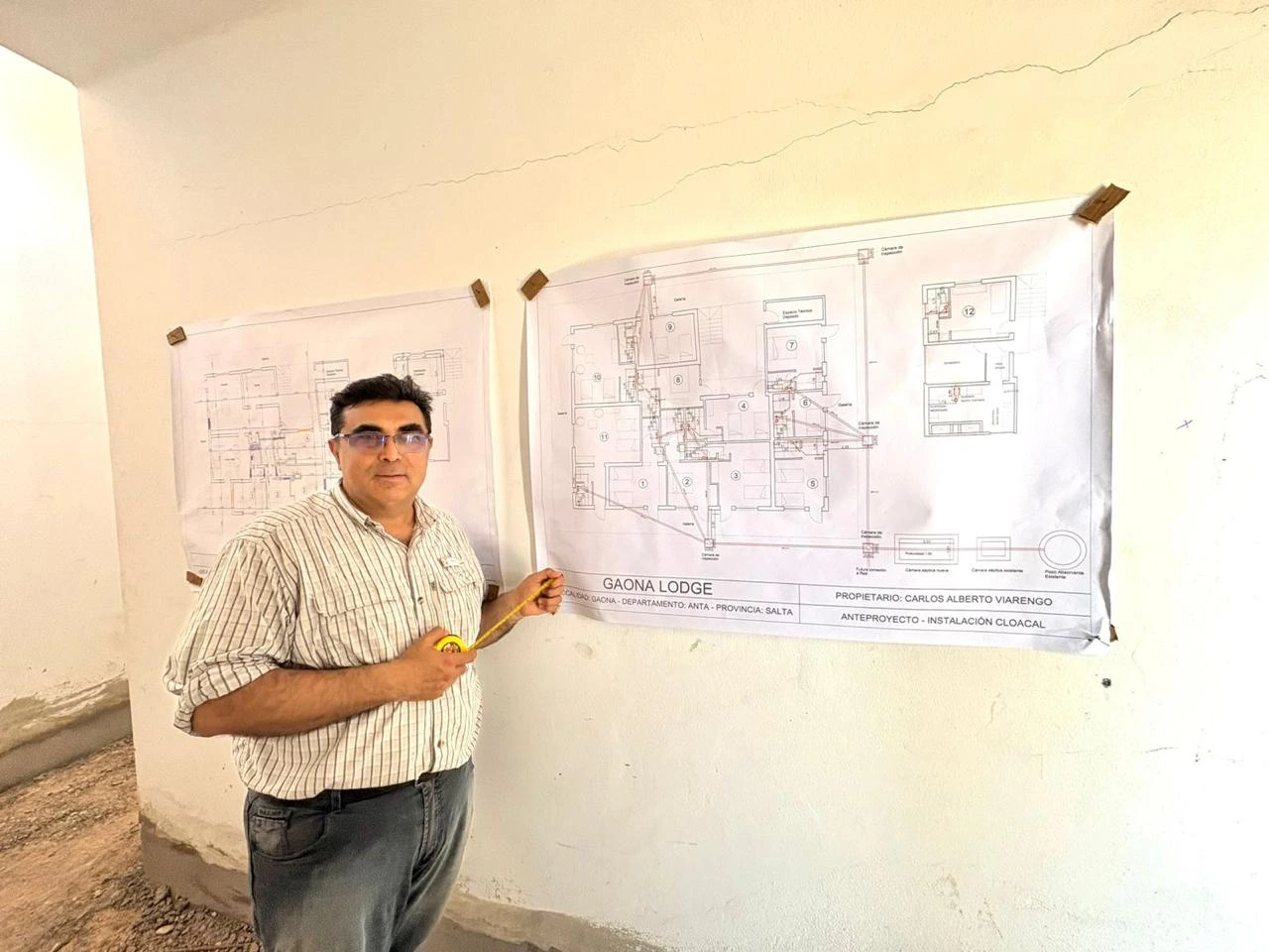 Carlos junto a los planos del lodge en Gaona